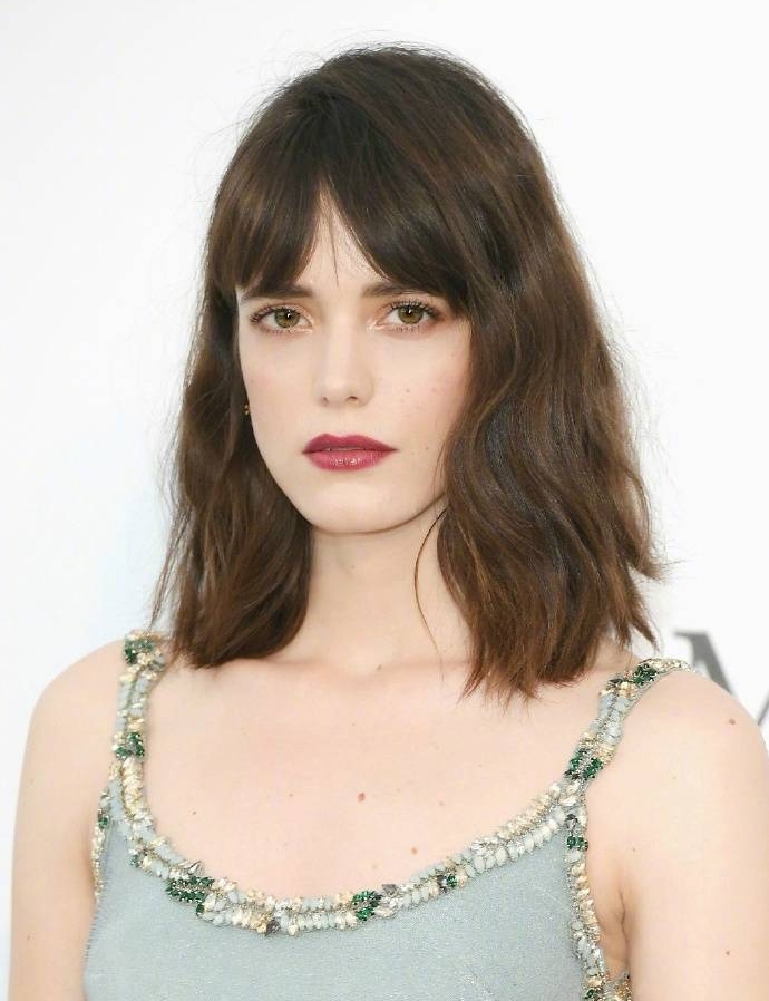 “黑长直”早就过时了，今年正流行“锁骨短发”，时髦减龄显脸小