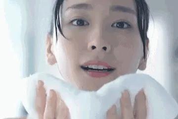 皮肤长痘是缺水引起的么,皮肤干燥缺水长斑用什么护肤品