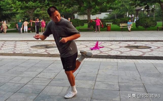 京城残手毽王小斗儿，身怀绝技不称王，其实这就是北京精神