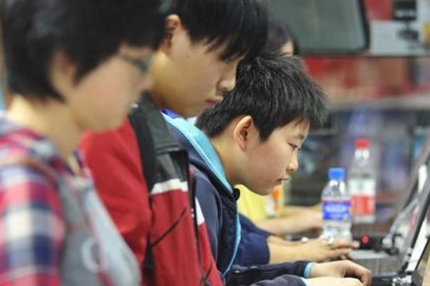 13岁女孩玩手机花掉40多万正常吗,13岁女孩玩手机花了40多万怎么办