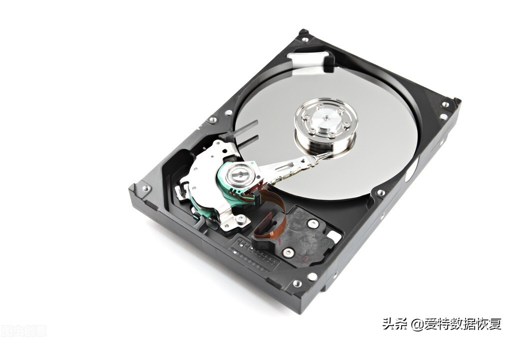 硬盘灯一直闪读不出数据怎么办