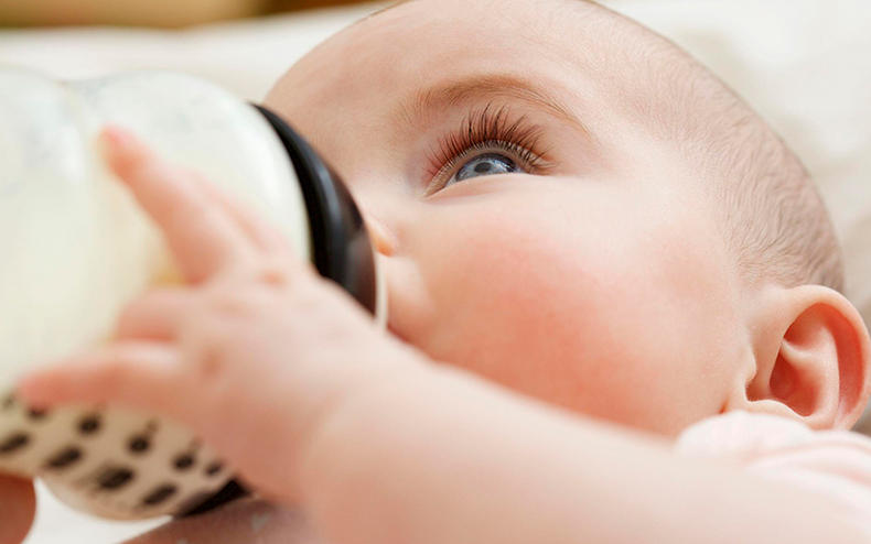 宝宝总是挠耳朵是中耳炎吗,宝宝频繁挠耳朵肿了