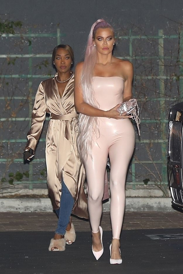 卡戴珊姐妹穿搭,卡戴珊大秀异域风情抹胸裙