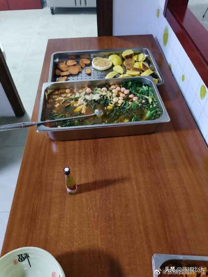 大连一青训机构被指体罚小球员,大连青训抽打小球员原照片