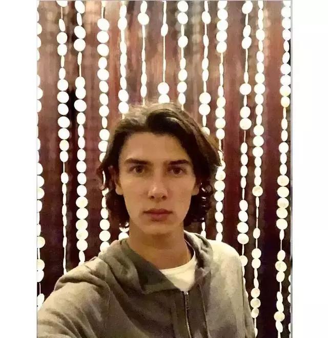 全球最帅王子18岁净身出户，上海打工赚钱：生来是王子，太惨了