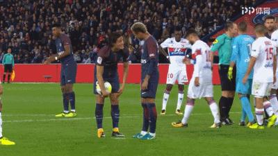 内马尔罚点球方式,内马尔罚任意球姿势图片