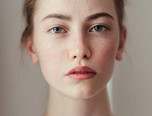 身体毛发变灰白怎么回事,身体毛发边变黑是什么原因