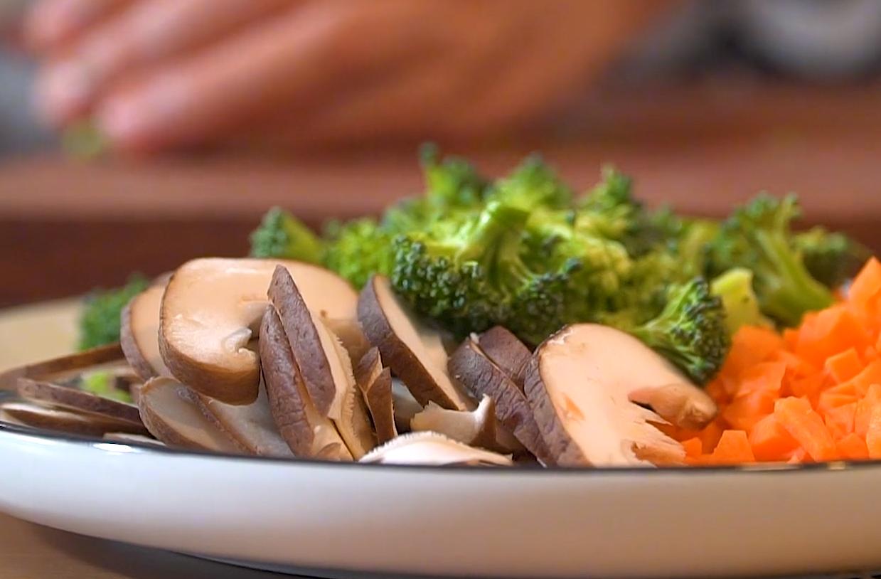 香菇大虾海鲜粥电饭煲做法,懒人版速冻虾海鲜粥的家常做法