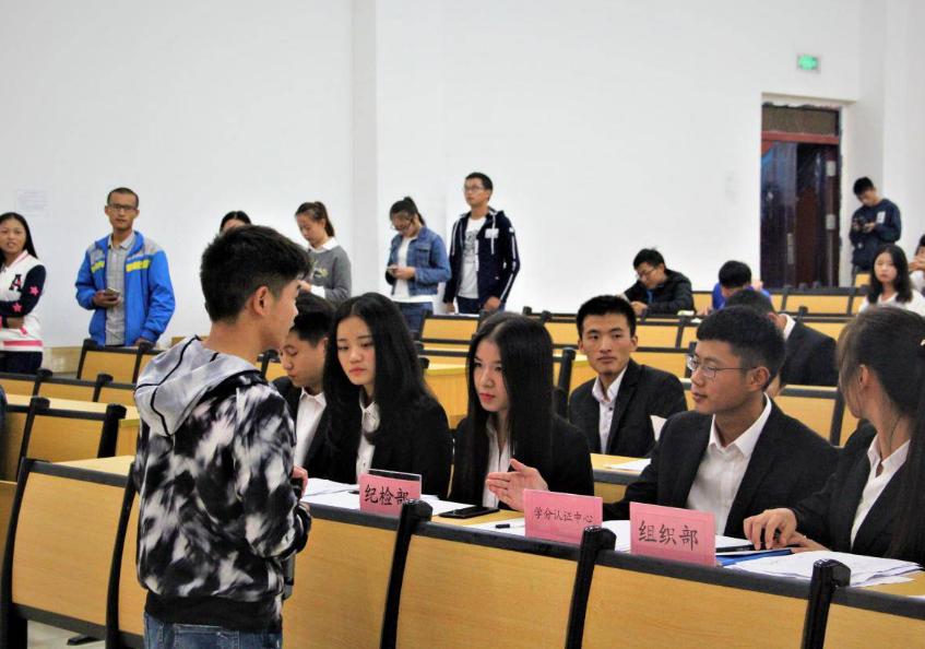 大一新生参加学生会好还是班委好,大一进入学生会好还是班干部好