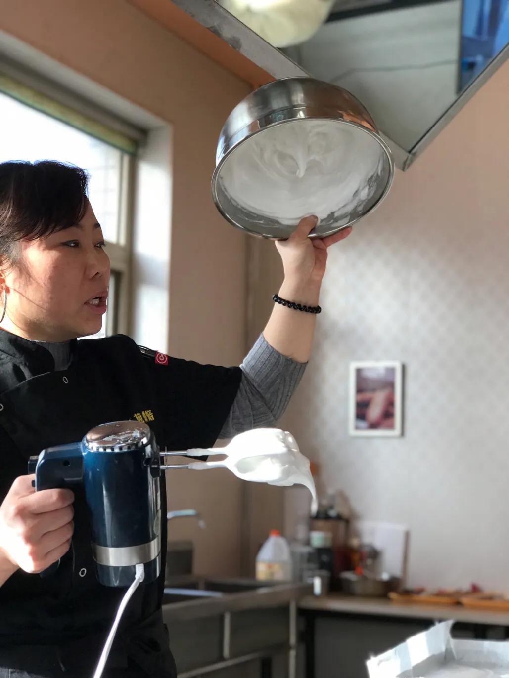 戚风蛋糕卷刷蛋黄再烤做法,草莓抹茶戚风蛋糕卷怎么做