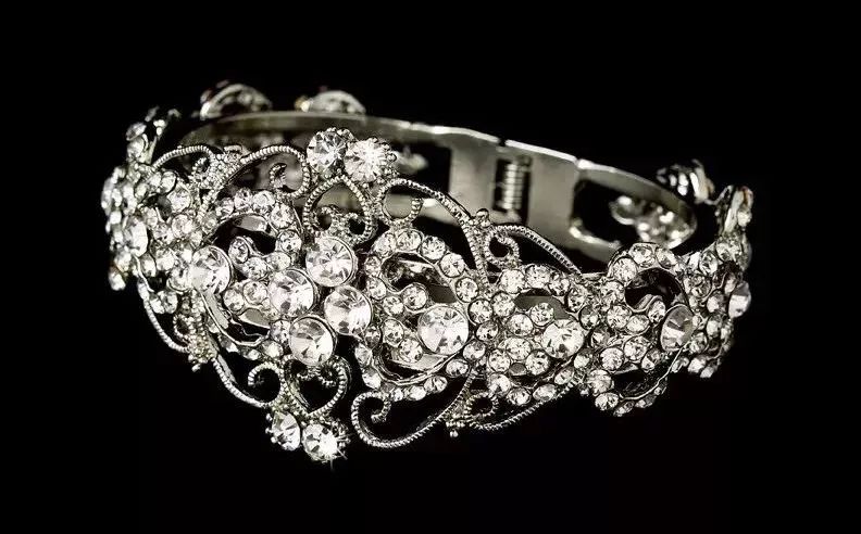 本命年戴点什么首饰,本命年带银的有什么说法