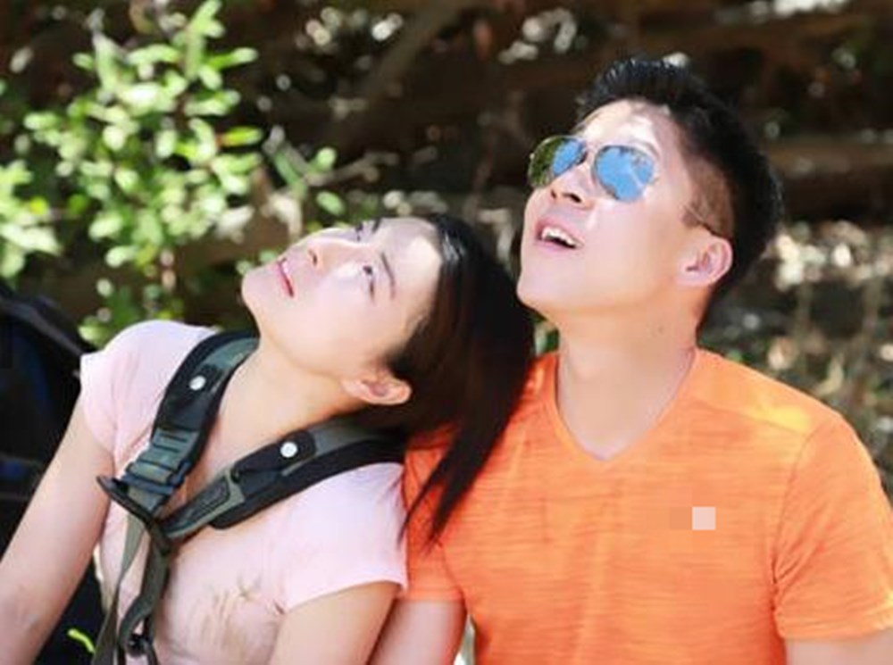 霍启刚婚后派对,霍启刚带全家骑单车