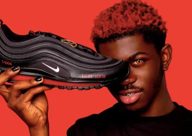 耐克为什么被骂上热搜,nike撒旦鞋里的血是真的吗