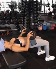 女生一般想紧实臀部做什么动作呢,侧臀部的赘肉锻炼方法