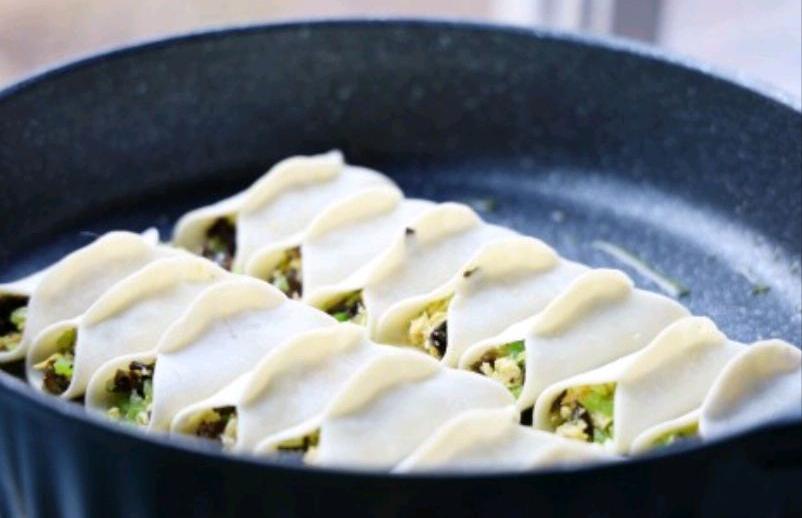 胡萝卜素锅贴的家常做法,素萝卜丝锅贴的家常做法