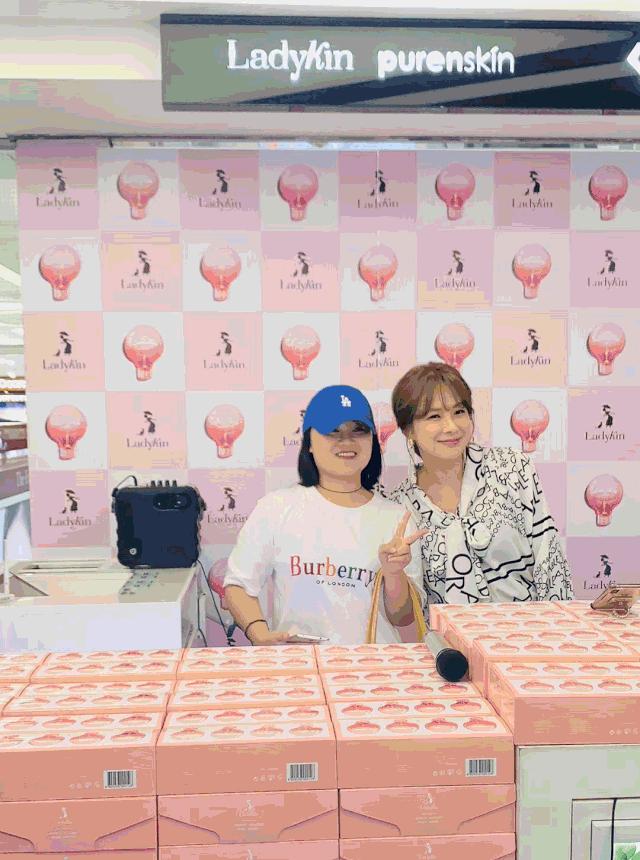 李小冉五官精致皮肤白皙透亮,70后女演员李小冉的高级搭配