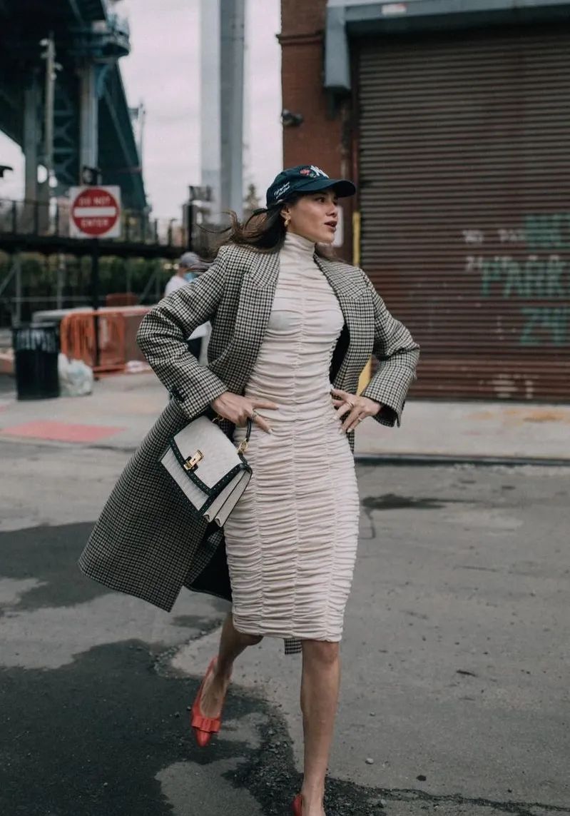 黑白格纹大衣怎么搭配好看,戴帽子黑白格纹大衣怎么搭配好看