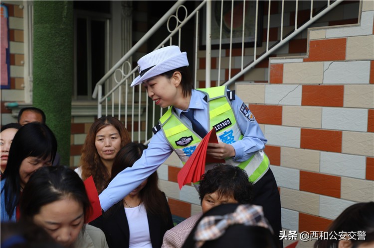 平安交警童行活动,平安上学路交警支队