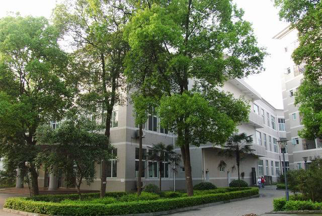 泸州高中与泸县二中哪个更强,泸州高中好还是合江中学好