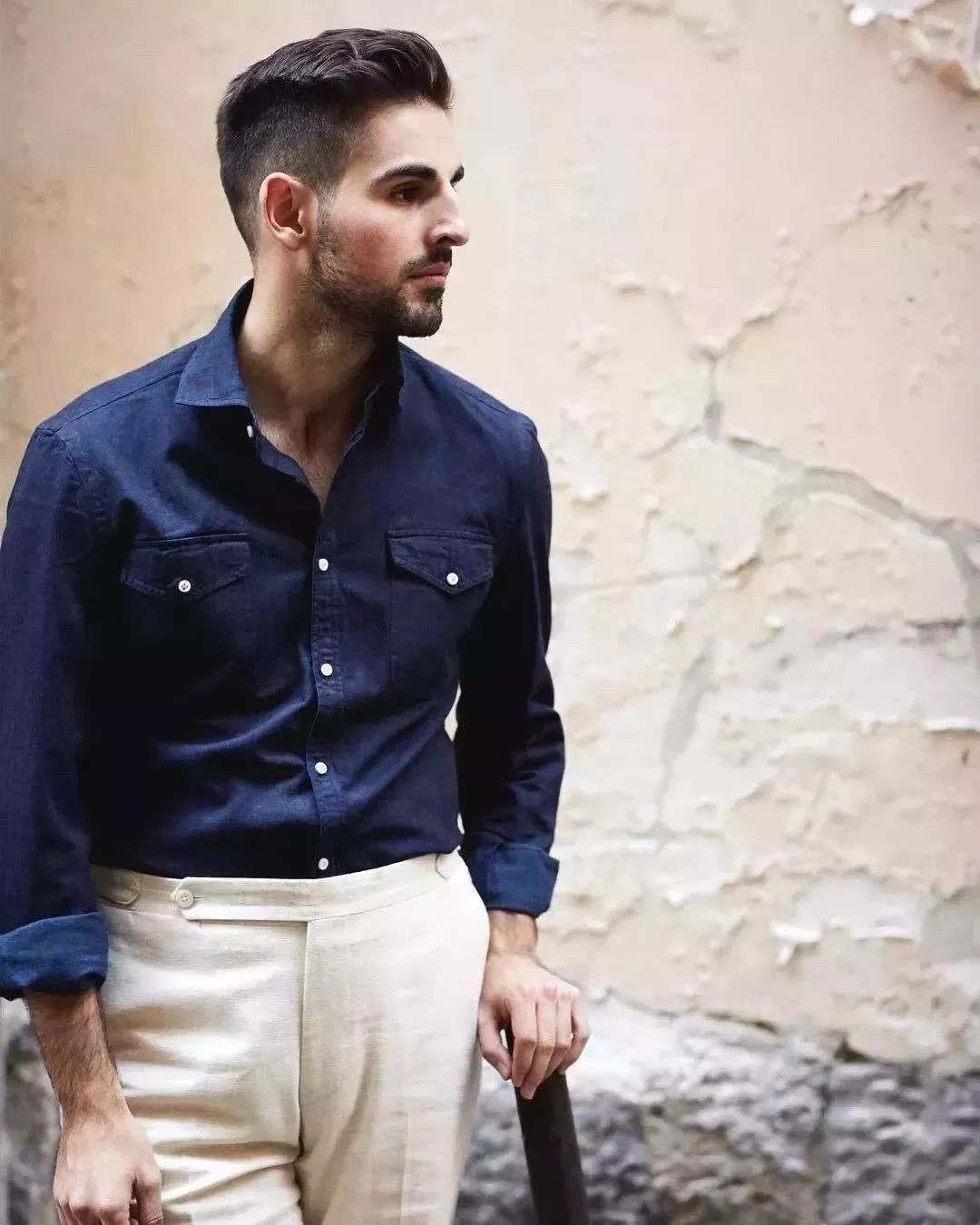 米白色裤子搭配什么颜色上衣,白色裤子怎么穿得干净