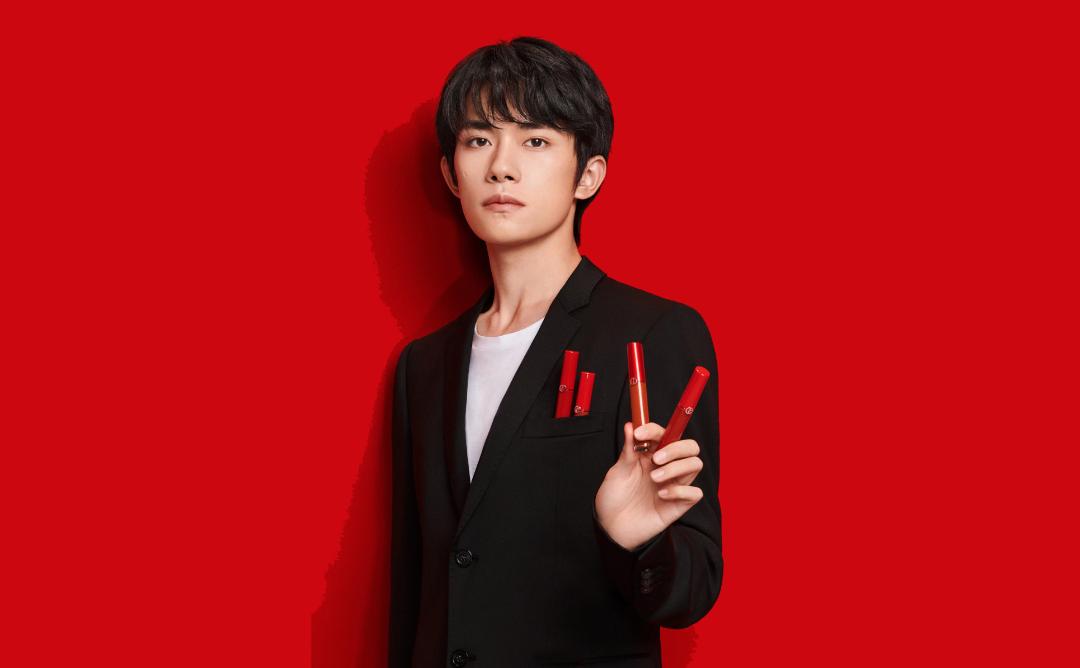 阿玛尼送一朵白花,阿玛尼情意绵绵