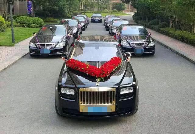 20辆豪华婚车齐现街头，头车酷似劳斯莱斯，车标却不是飞天女神