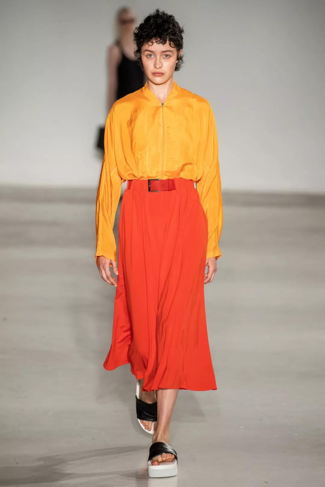 2020流行什么颜色的衣服,今年最流行的衣服颜色是什么颜色