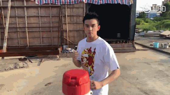 全世界都在挑战瓶盖，但请小心你的韧带