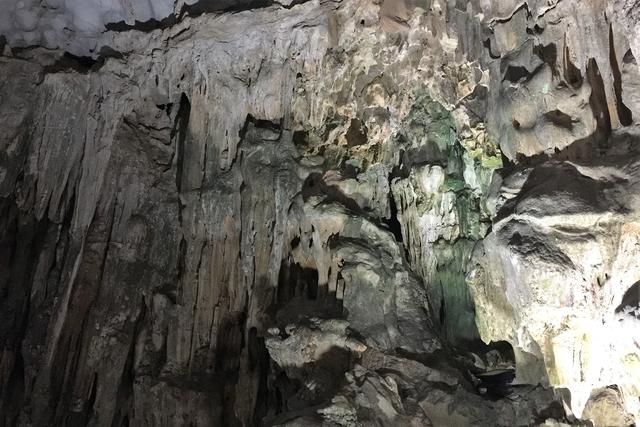 这里虽然风景如画人们生活的却很凄惨没日没夜的追着大船讨生活