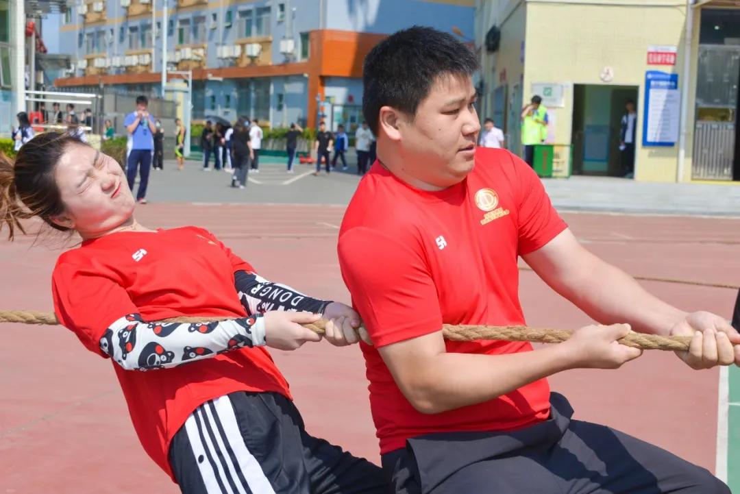 “老师,你拔河的样子真美!”“谁拍的赶紧撤!!!”