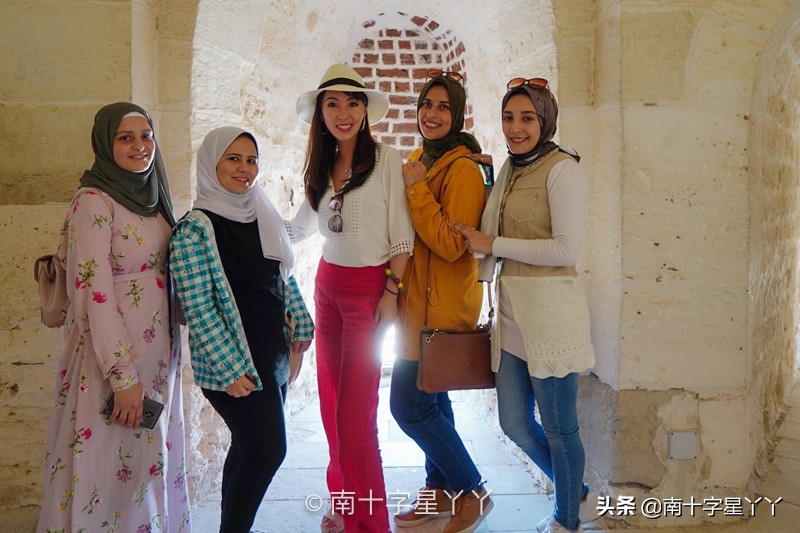 一半沙漠一半海洋图片,一半沙漠一半湖水