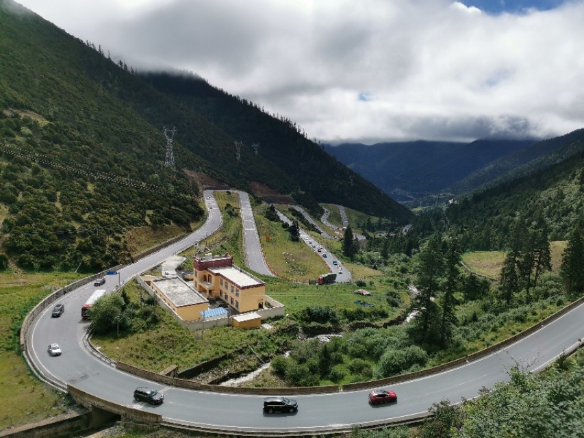 雅江到稻城香格里拉镇多少公里,理塘到稻城香格里拉镇