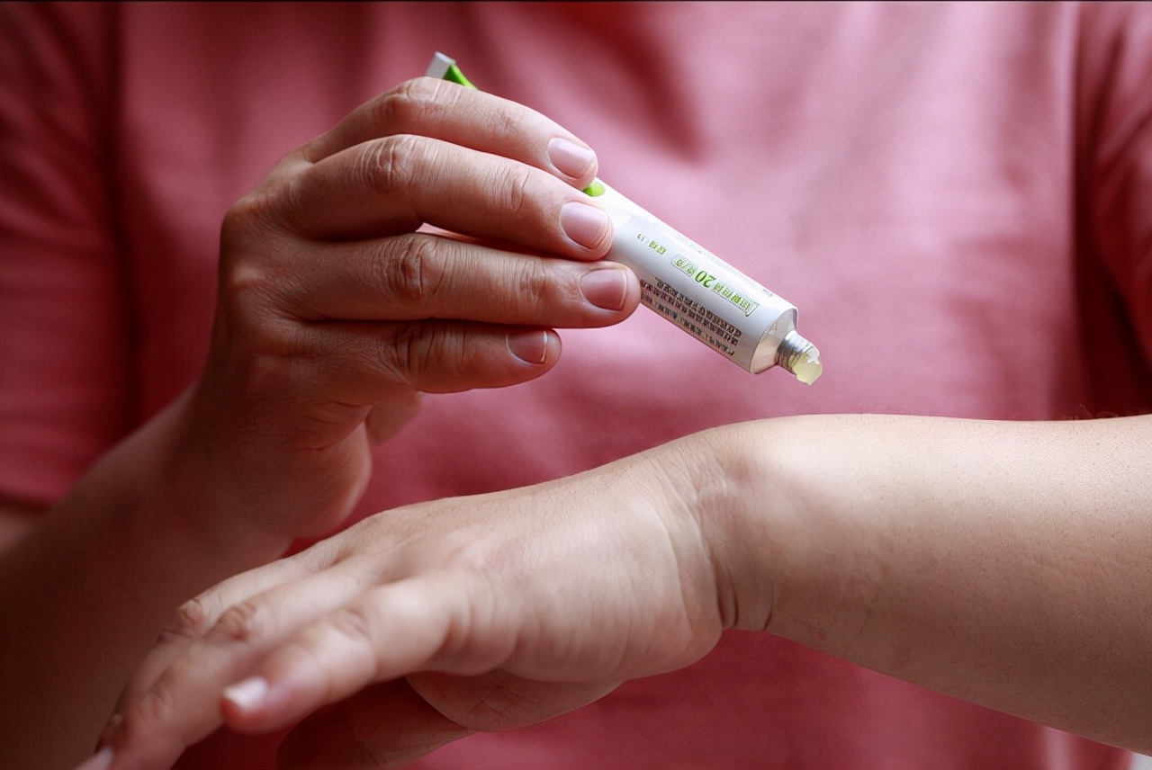 红霉素软膏作用与功效能治脚气吗,2块钱一支的红霉素