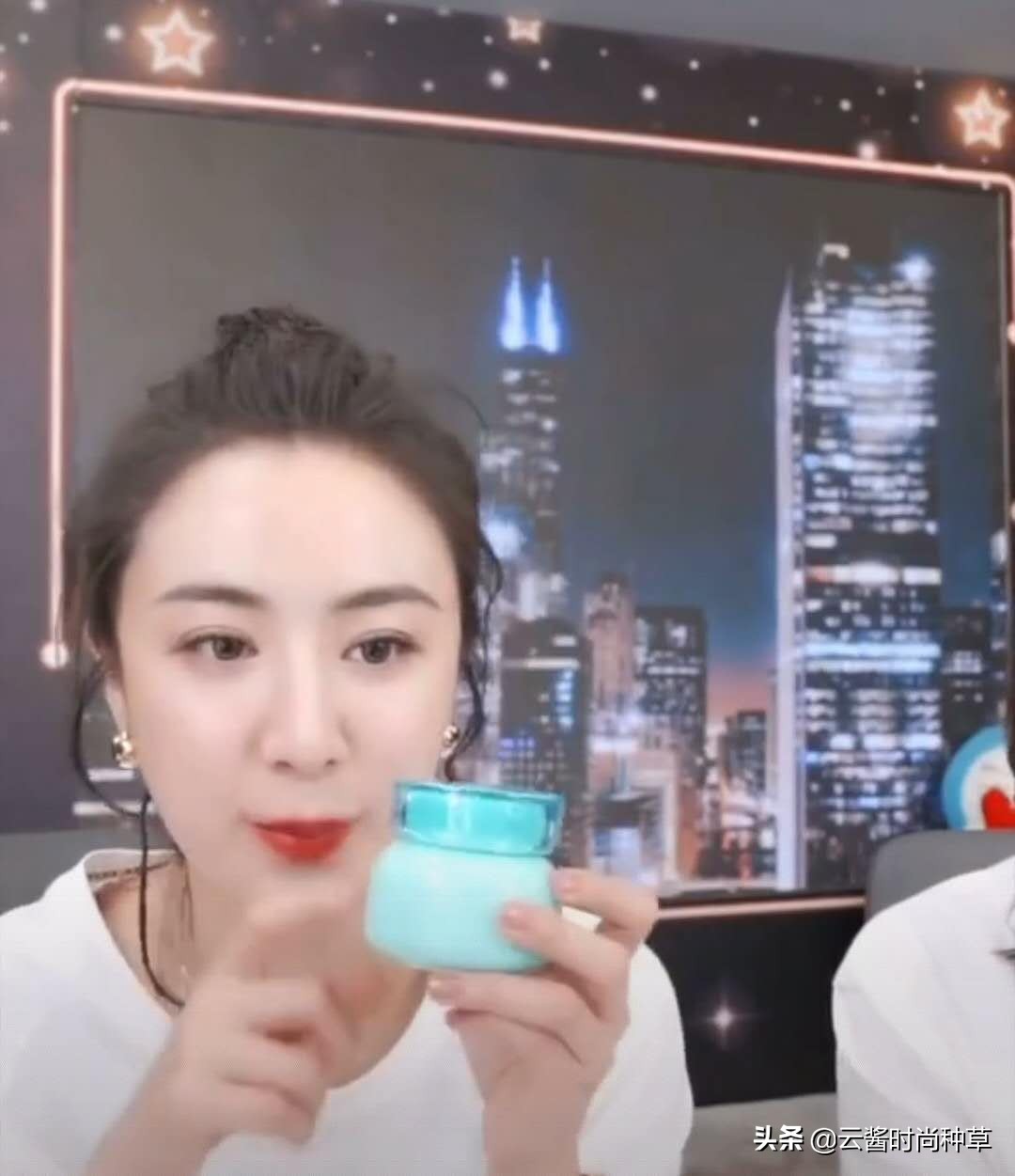 包文婧晒出国货面膜，堪称屈臣氏镇店之宝，薇娅：我一直在用