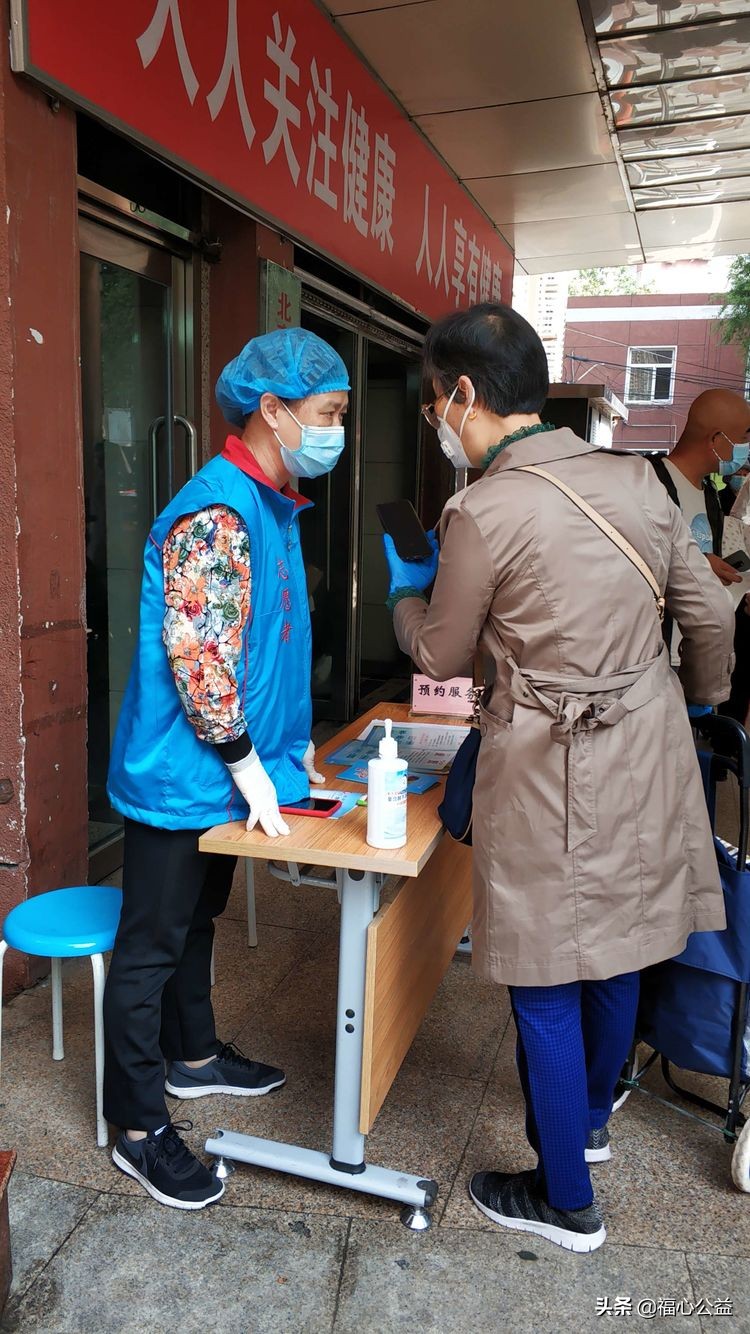 医院志愿者服务队,医院志愿者坚持上岗