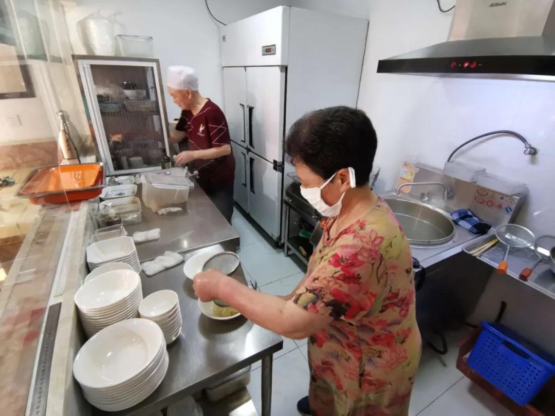 两个七旬老人开一家面馆,两老人开了30年店