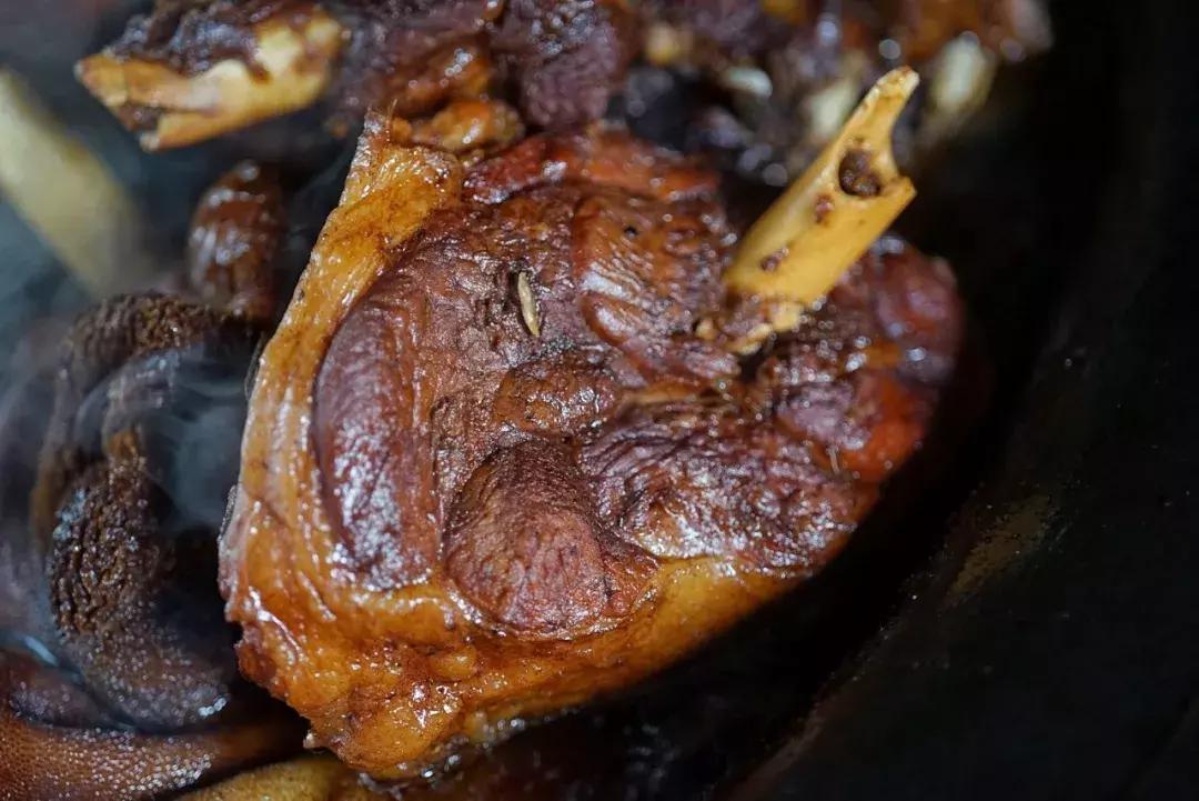 柴火灶铸铁大锅,大铁锅炖羊肉面