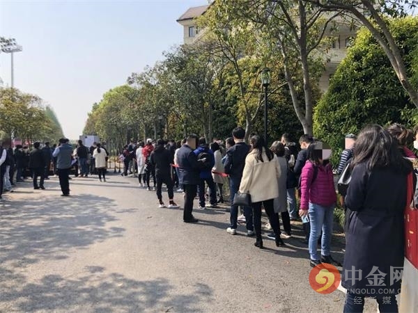 最高一套8000万!戴口罩排队抢豪宅,竟然还打起来了 !