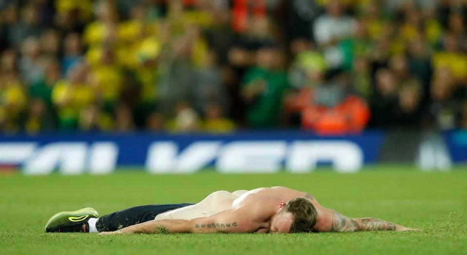 疯狂裸奔！球队4-0失利球迷裸奔为球队制造中场阻截铁粉