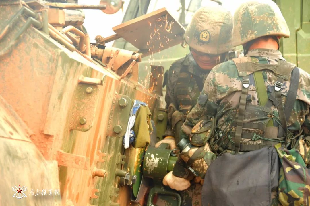 装甲战车如何使用维修工具,装甲车怎么修理