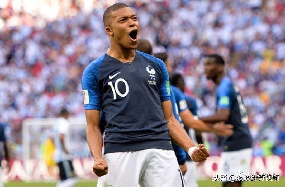 内马尔秀脚法看愣姆巴佩图片,姆巴佩在梅西和内马尔面前秀脚法