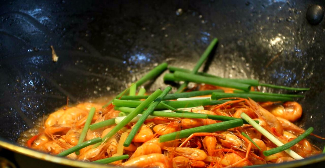 油炸小河虾又是一道美味的下酒菜,上海正宗油爆小河虾的酱汁怎么调
