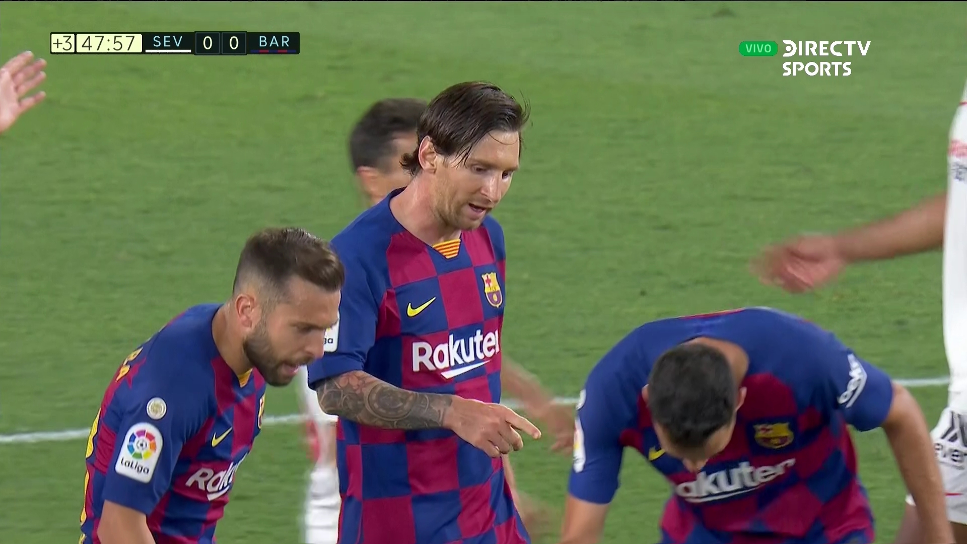 梅西恶意推人裁判竟连一张黄牌都没出球迷生气失望:裁判怂了