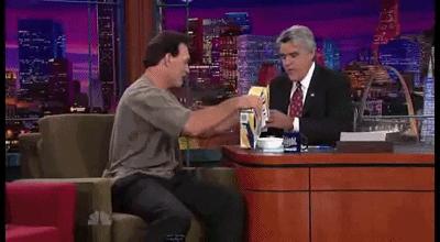 搞笑GIF动图：原来姑娘才是大力士，后面的黑人哥们都看呆了