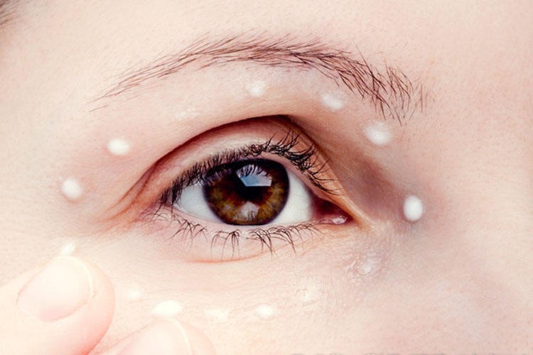 眼霜的正确涂抹方法是怎样的,掌握正确的眼霜涂抹方法