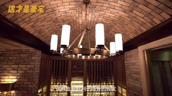 首都土豪家里的酒窖可以存2000瓶红酒，17米吊灯洗一次要花100000