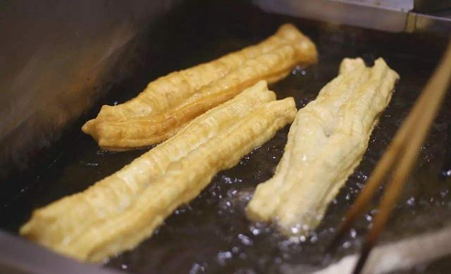 在家就能做金黄酥脆无添加剂油条,香酥大油条家庭做法不用膨松剂