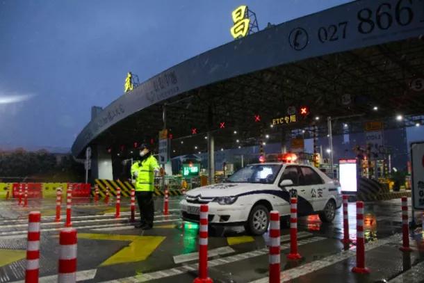 硬核小护姐表白汉警,援鄂医疗队小护姐表白汉警小哥