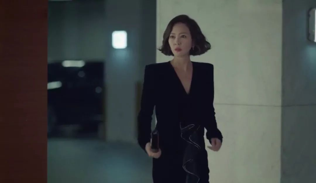 那个卖口红的YSL,教会女孩不色情的穿黑*袜丝**