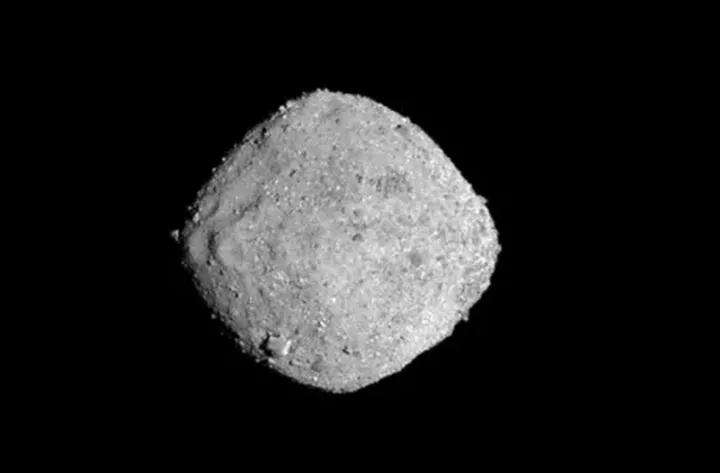 一颗小行星正在飞向地球,一颗直径100公里灭世级小行星